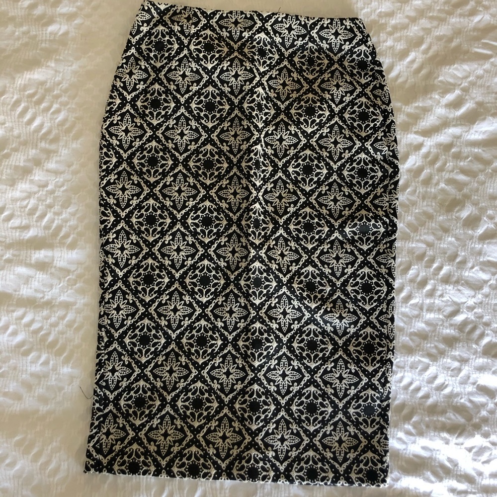 Zara pencil skirt. Size XS. Black and white design
